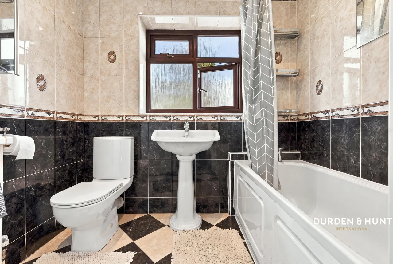 Wensleydale Avenue, Clayhall, IG5, photo 16