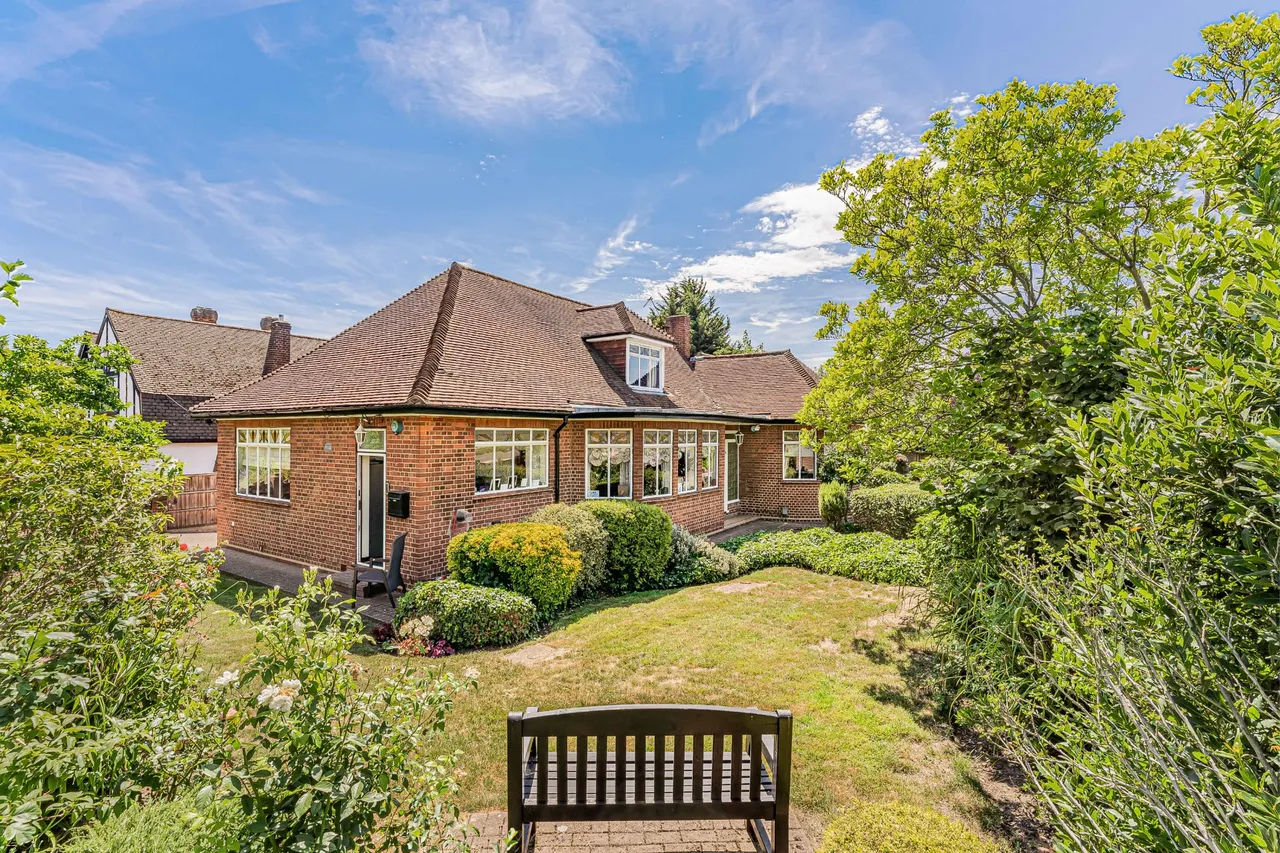 4 bed house for sale, Heath Drive, Romford, RM2