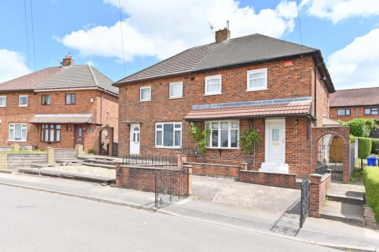 2 bed house for sale — Calvary Crescent, Bentilee, Stoke-on-Trent