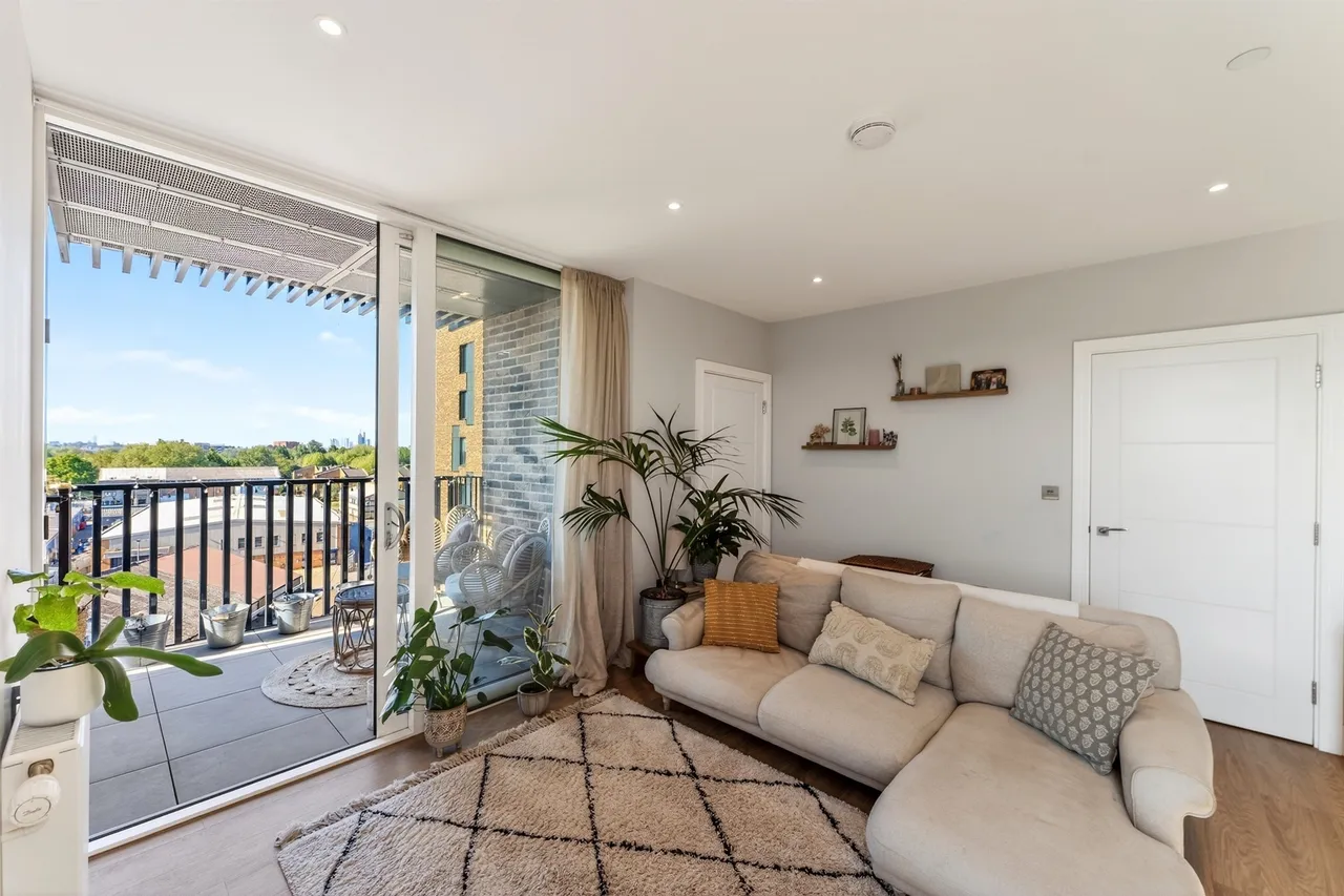 1 bed flat for sale — Greyhound Parade, London