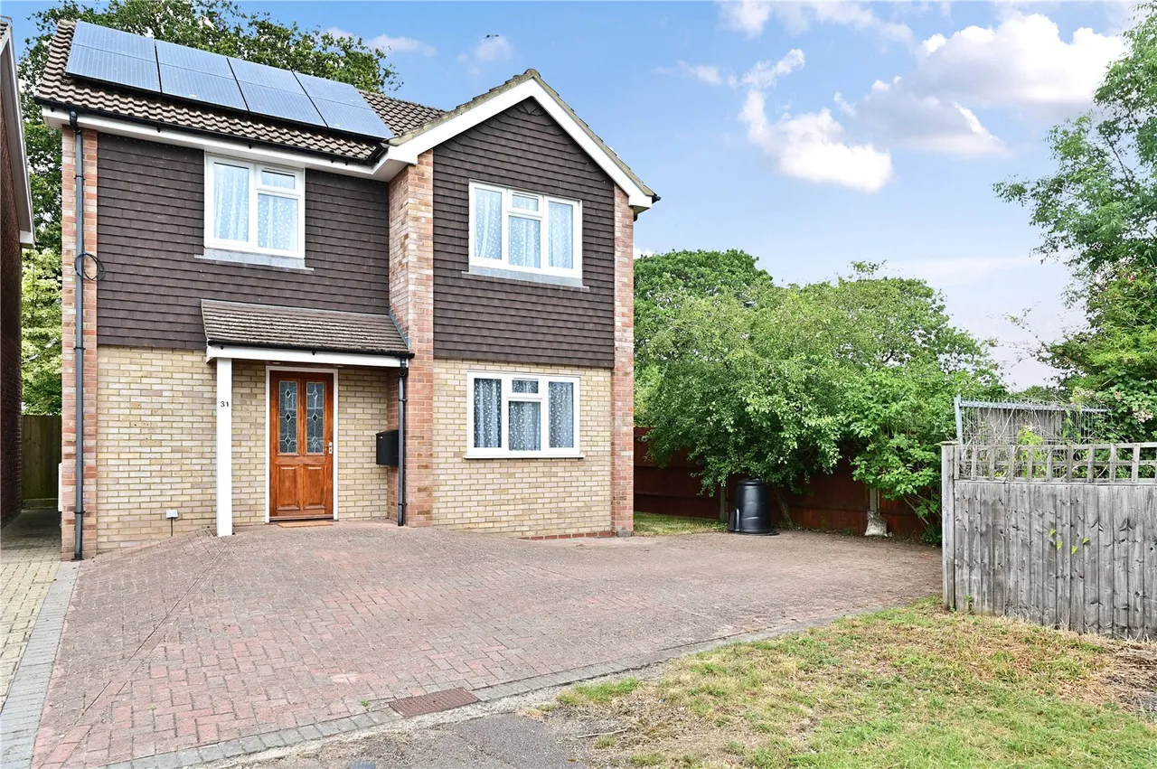 3 bed house for sale — Bell Meadow Road, Hook, Hampshire, RG27 9HL