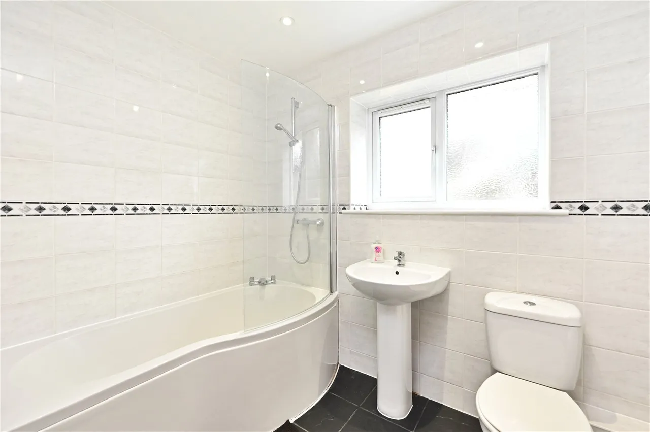 Bell Meadow Road, Hook, Hampshire, RG27 9HL, photo 5