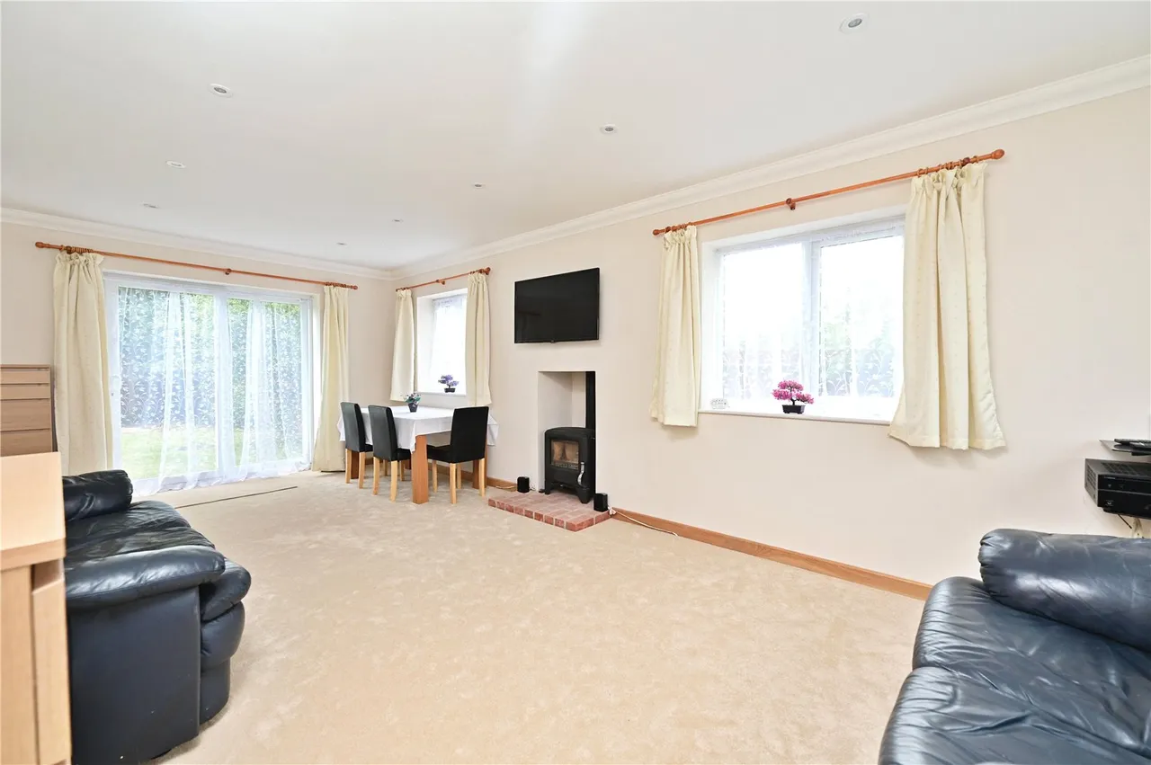 Bell Meadow Road, Hook, Hampshire, RG27 9HL, photo 4