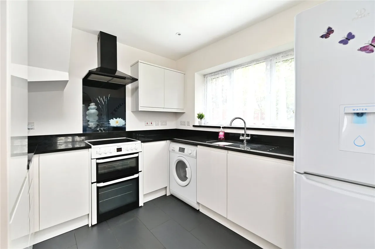 Bell Meadow Road, Hook, Hampshire, RG27 9HL, photo 3