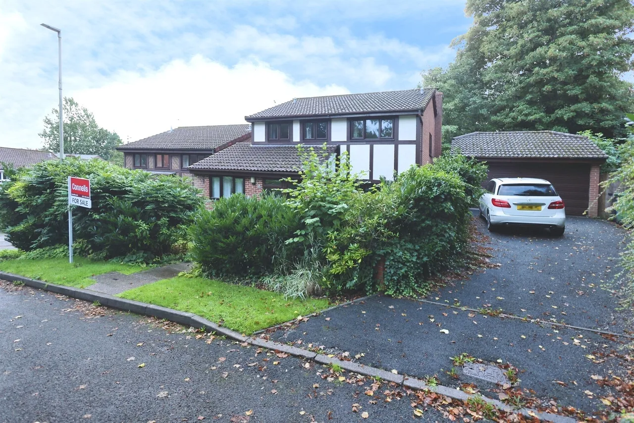 4 bed house for sale — Claremont Way, Halesowen