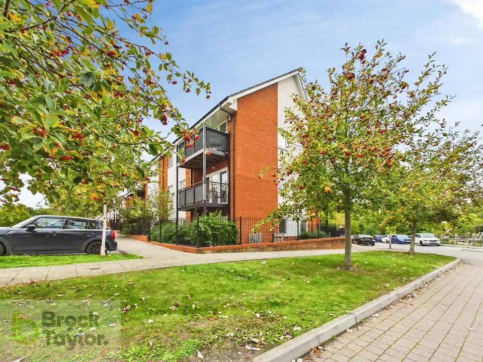 2 bed flat for sale, Lexington Drive, Haywards Heath, RH16