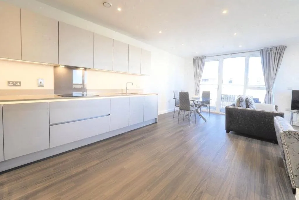 Munster Court, Bollo Bridge Road, London, W3, photo 2