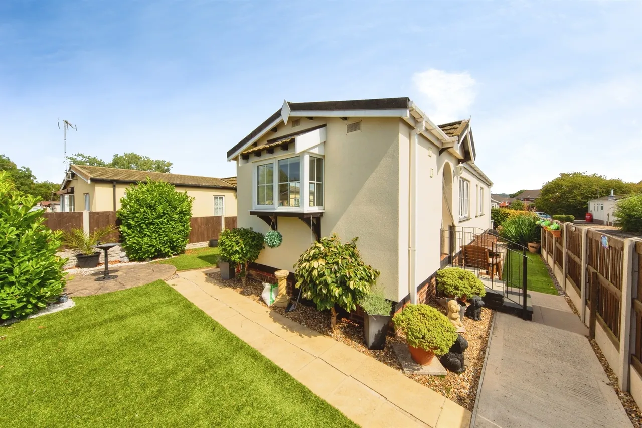 2 bed park home for sale — Orchard Park, Elton, Chester
