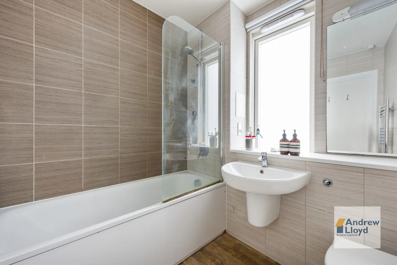 Station Road, New Southgate, London, N11 1QH, photo 6
