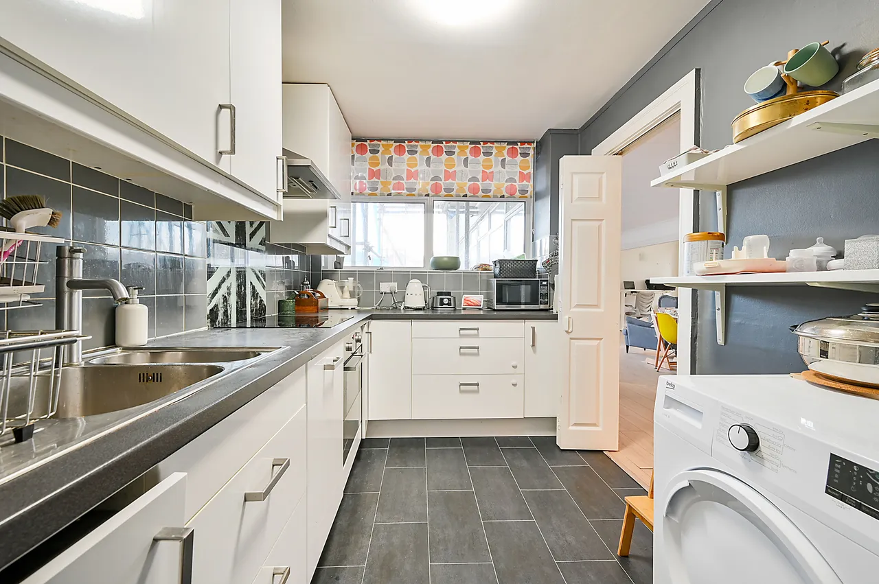 6 The Cedars, Heronsforde, London, photo 6