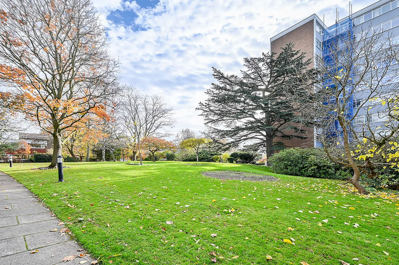 2 bed flat for sale — 6 The Cedars, Heronsforde, London