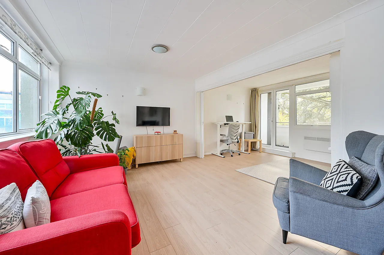 6 The Cedars, Heronsforde, London, photo 2