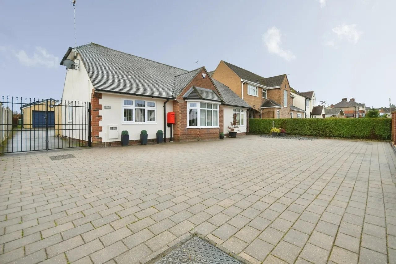4 bed property for sale — Nethermoor Road, Wingerworth, Chesterfield, Derbyshire, S42