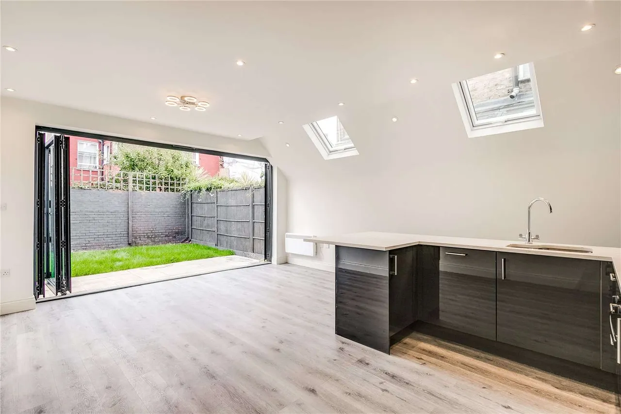 2 bed flat to rent, Rudloe Road, London, SW12