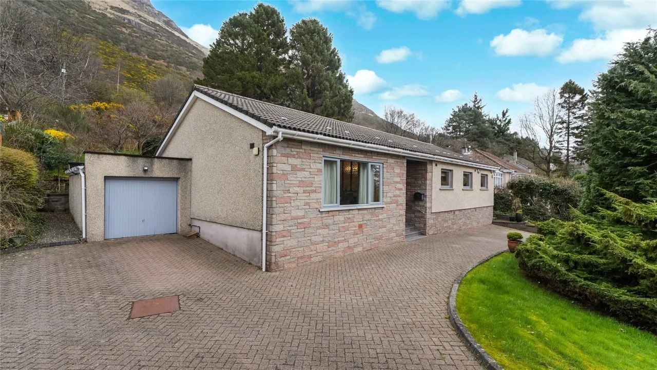Cowden, Back Road, Alva, Clackmannanshire, FK12, photo 26