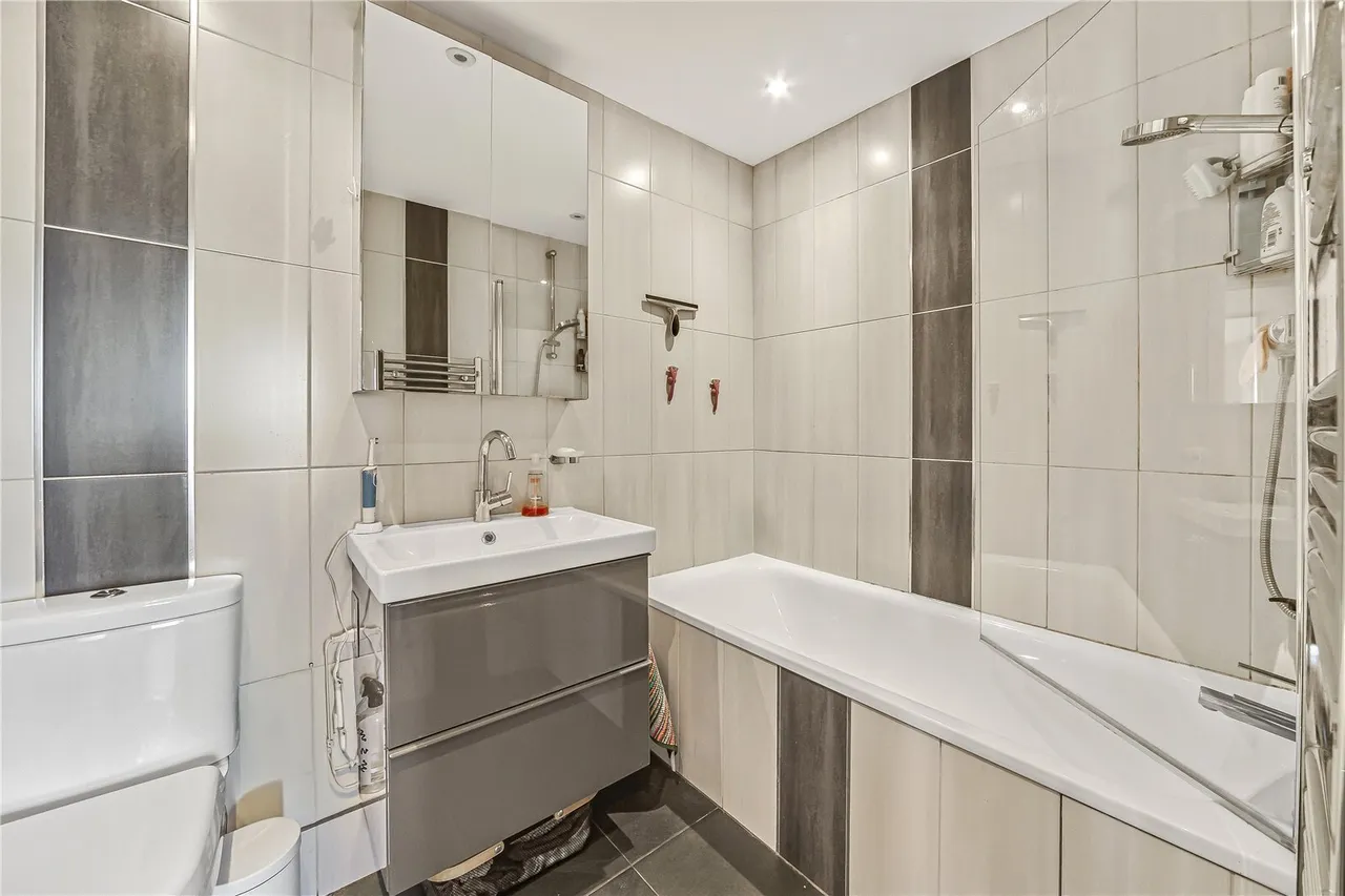 Wandsworth Road, London, SW8, photo 6