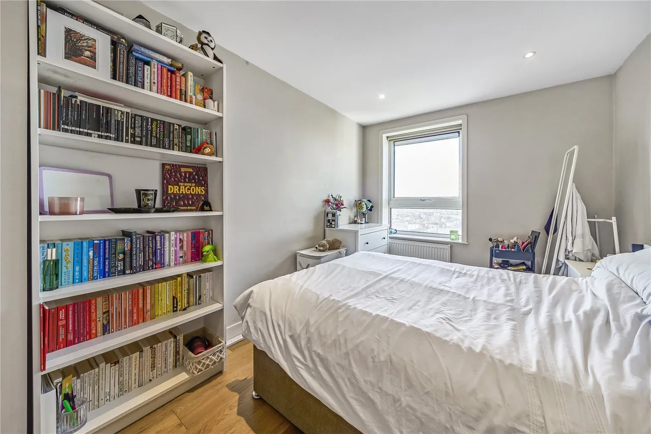 Wandsworth Road, London, SW8, photo 5