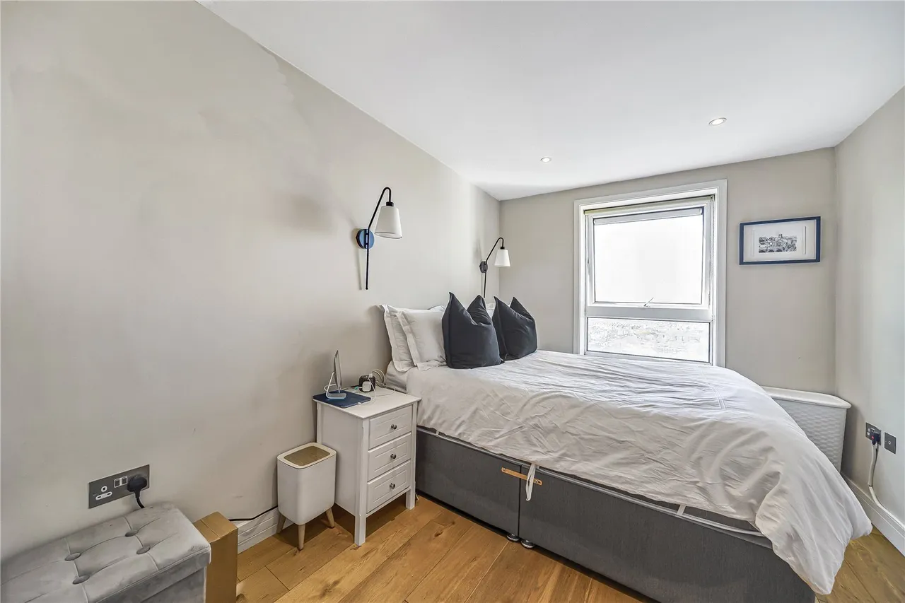 Wandsworth Road, London, SW8, photo 7