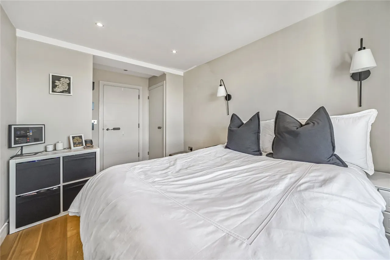 Wandsworth Road, London, SW8, photo 8