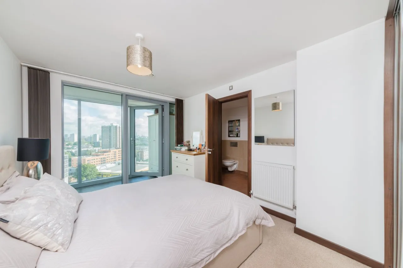 Bridges Court Road, London, SW11, photo 2
