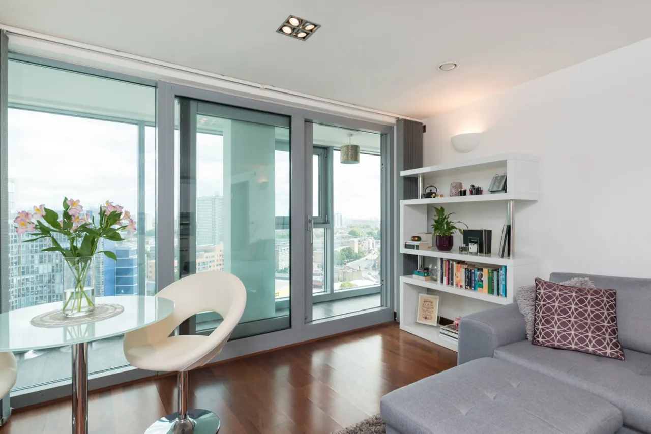 Bridges Court Road, London, SW11, photo 12