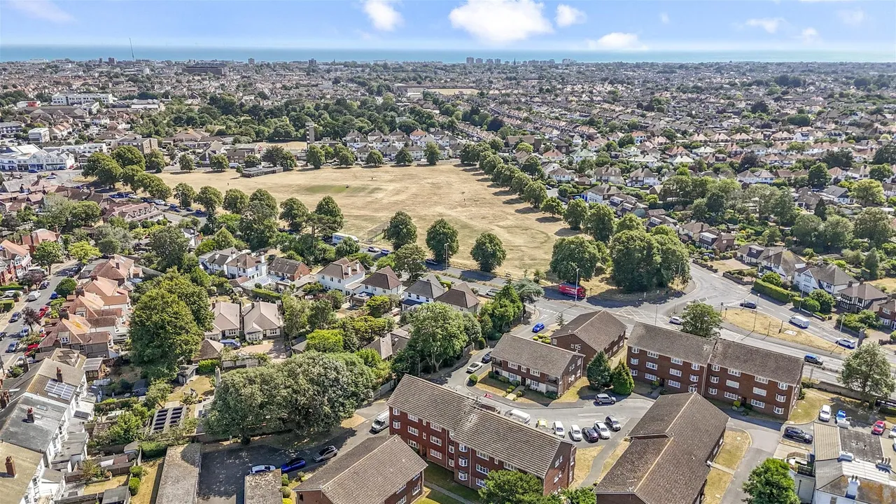 Lamorna Grove, Worthing, photo 3