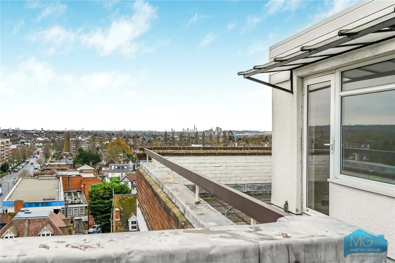 Regents Park Road, London, N3, photo 17