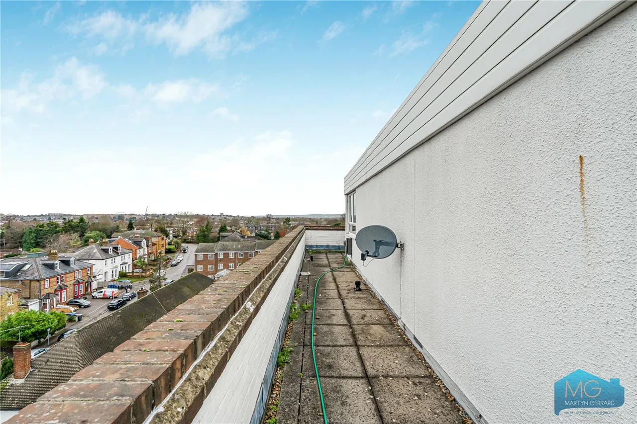 Regents Park Road, London, N3, photo 18