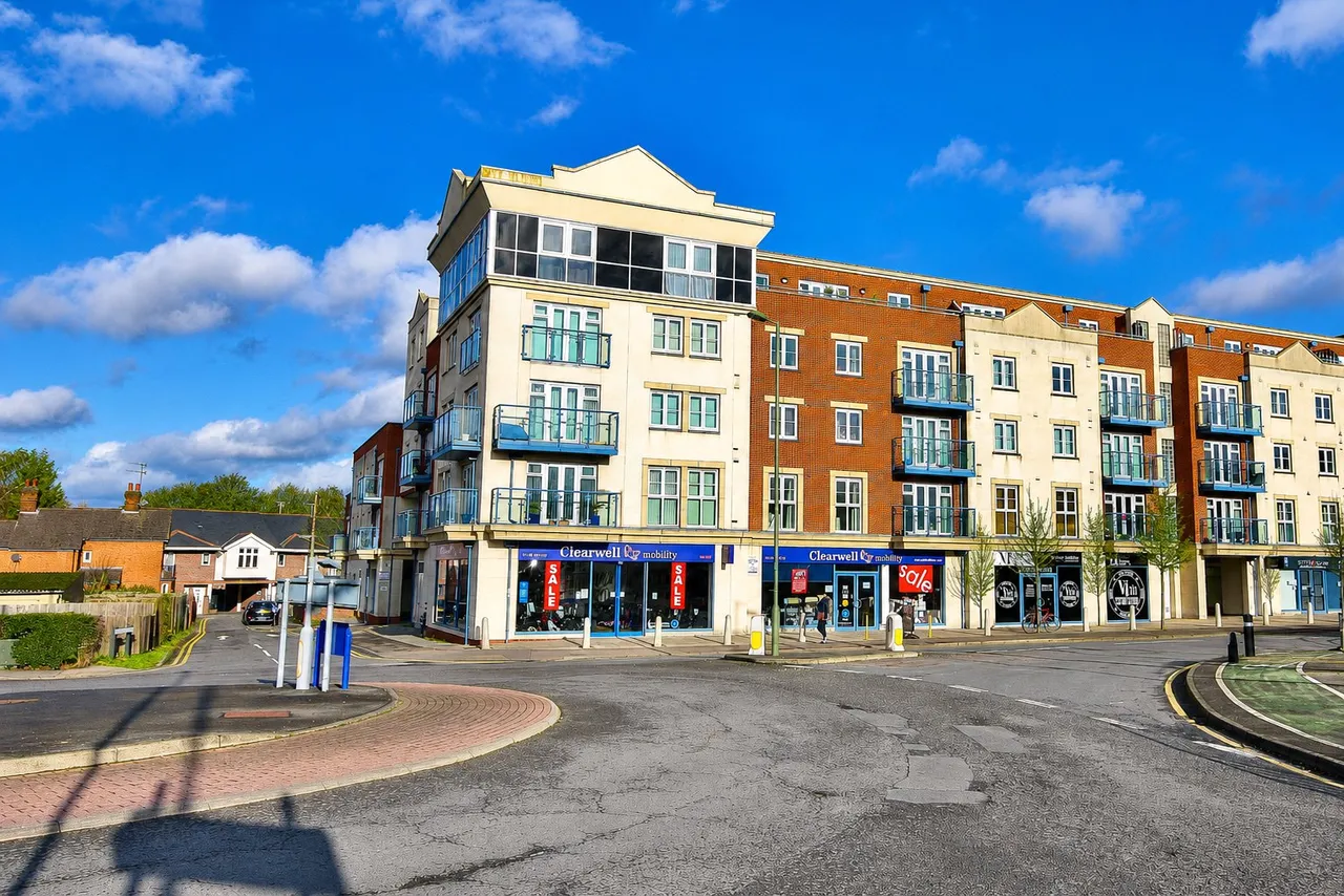 2 bed flat for sale, Goldsworth Road, Woking, GU21