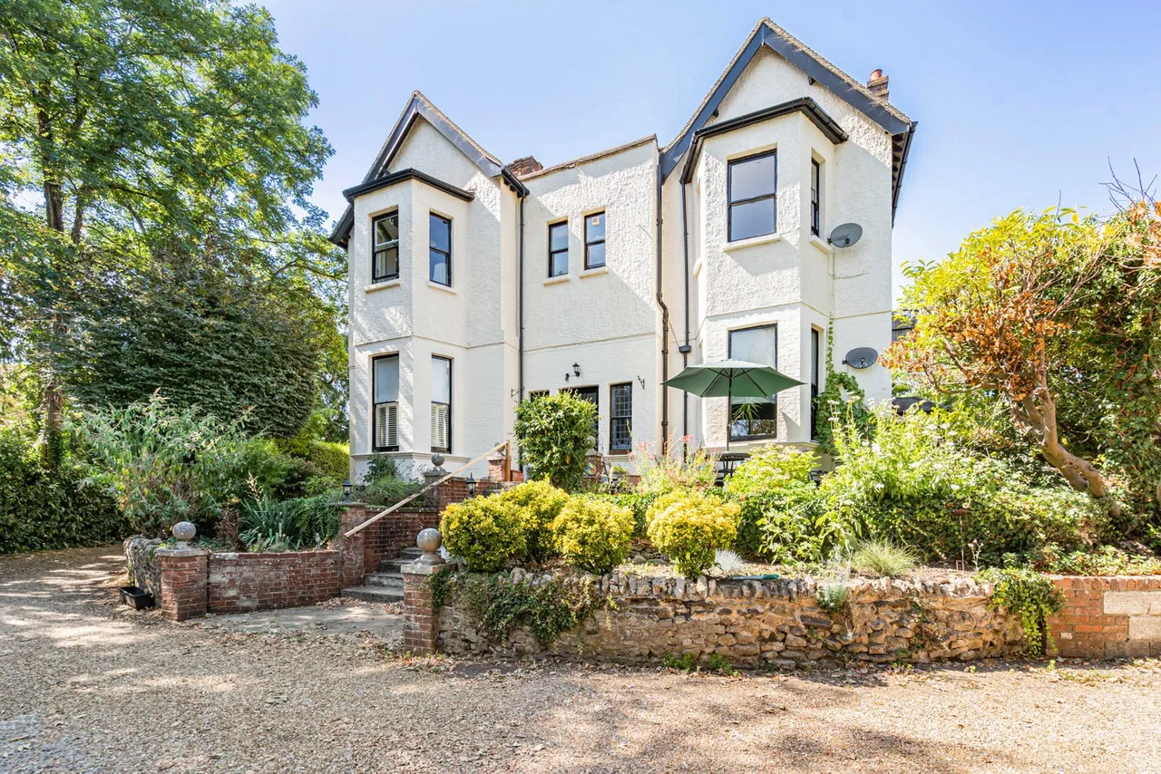 3 bed flat for sale, Aveley Lane, Farnham, GU9