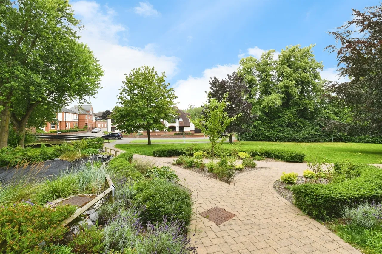 1 bed flat for sale — The Causeway, Great Baddow, Chelmsford