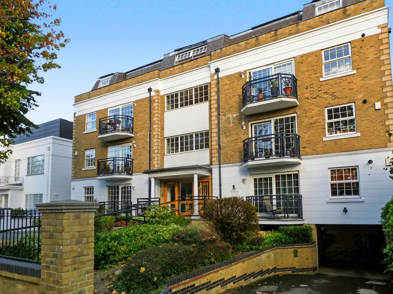 2 bed flat for sale, Woodford Road, E18