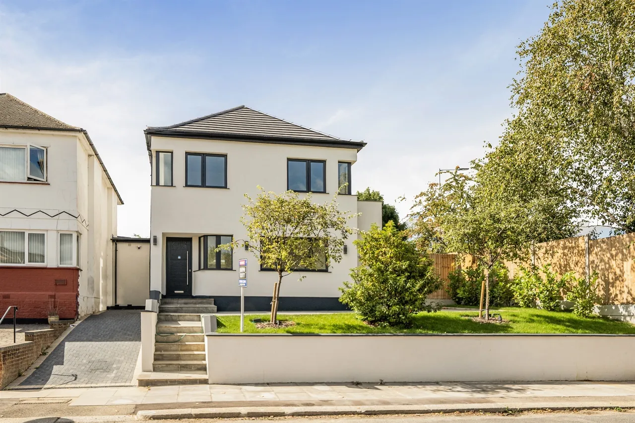 4 bed house for sale — Highview Avenue, Edgware