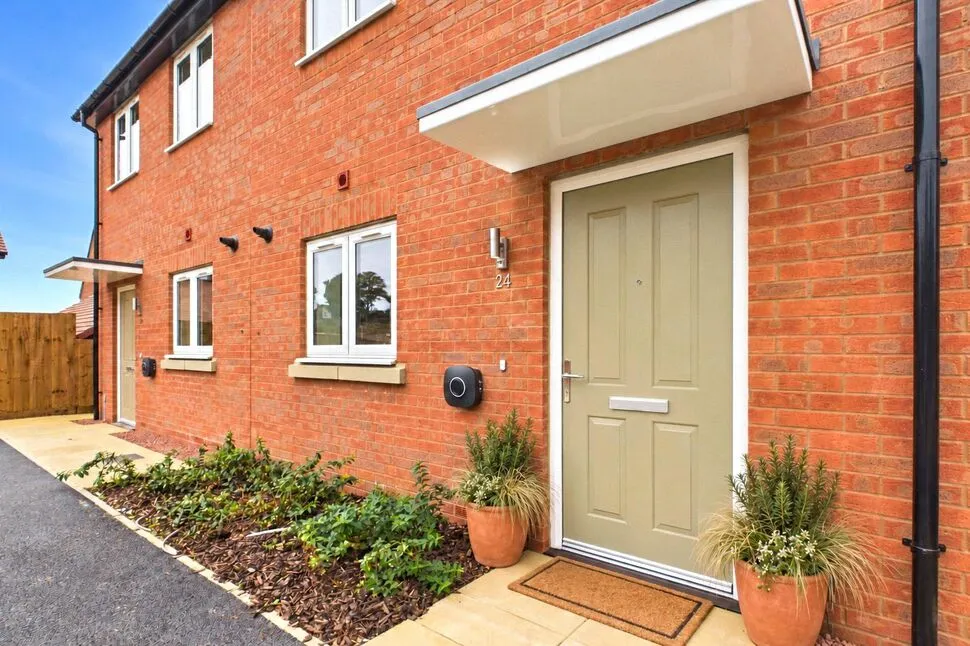 2 bed house for sale, Hadlow Gardens, Kettering, NN16