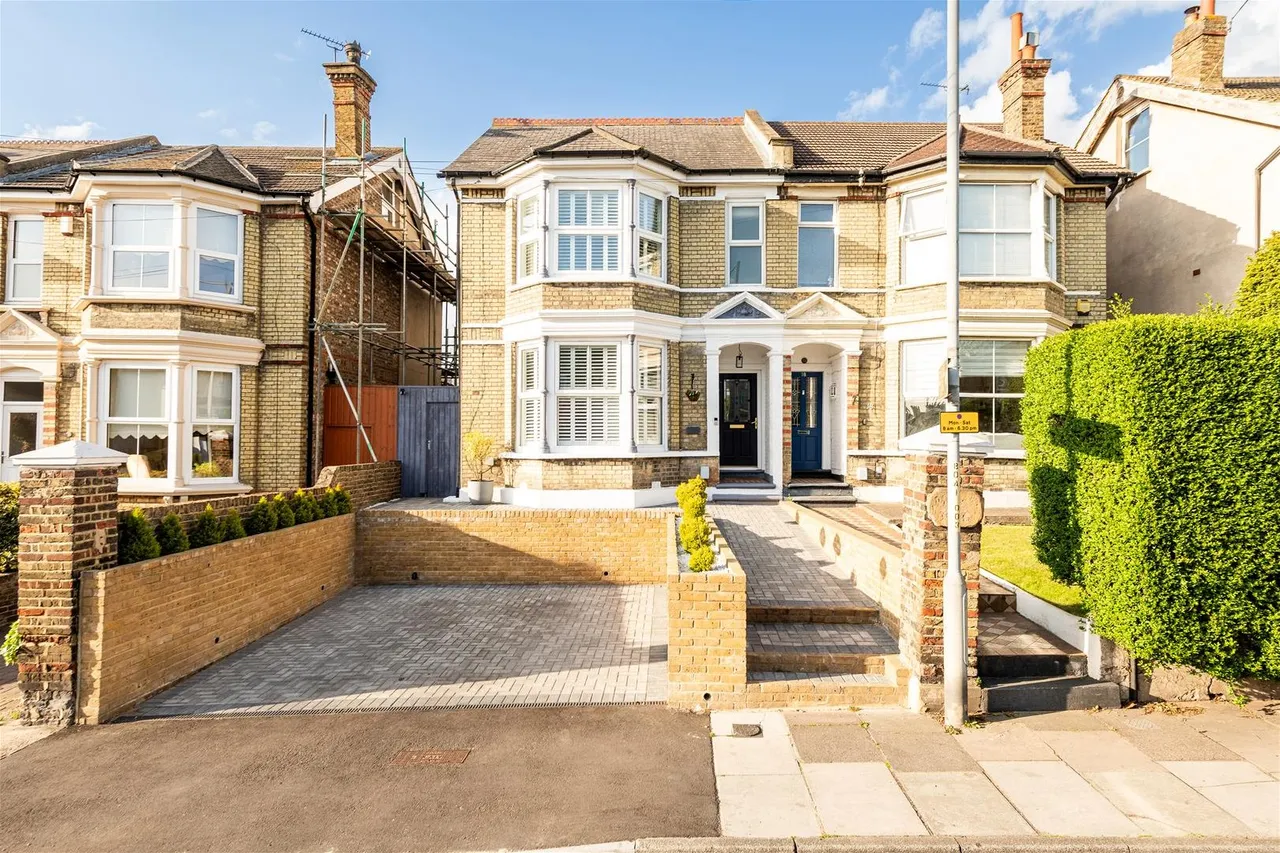 4 bed property for sale — Old Road West, Gravesend DA11 0LJ
