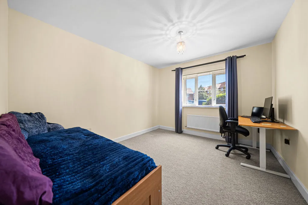 Alderson Grove Hersham, Walton-On-Thames KT12 5EG, photo 8