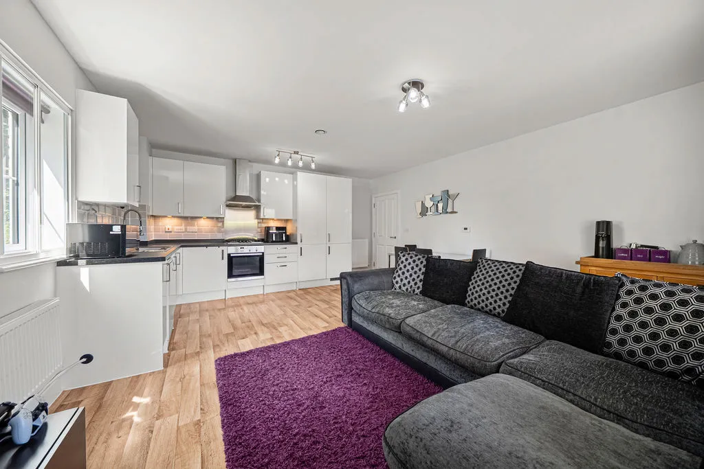 Alderson Grove Hersham, Walton-On-Thames KT12 5EG, photo 5