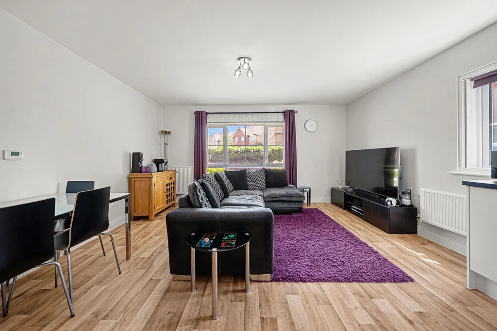 Alderson Grove Hersham, Walton-On-Thames KT12 5EG, photo 3