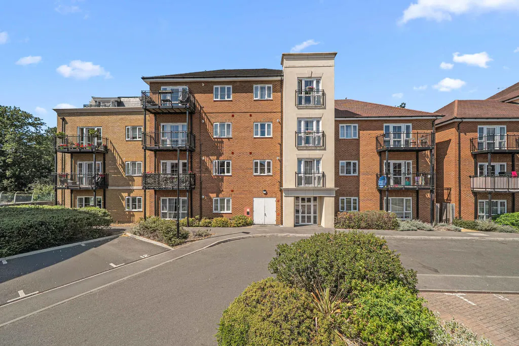 2 bed flat for sale — Alderson Grove Hersham, Walton-On-Thames KT12 5EG