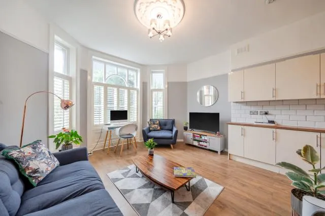 1 bed flat for sale, Netherhall Gardens, London, NW3