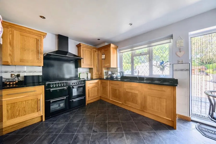 Rounce Lane, West End, GU24, photo 13