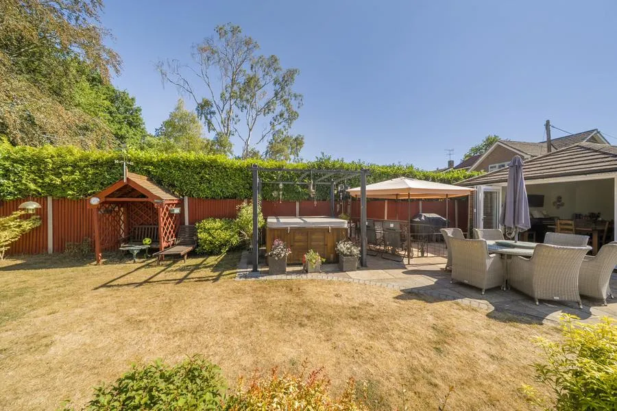 Rounce Lane, West End, GU24, photo 25