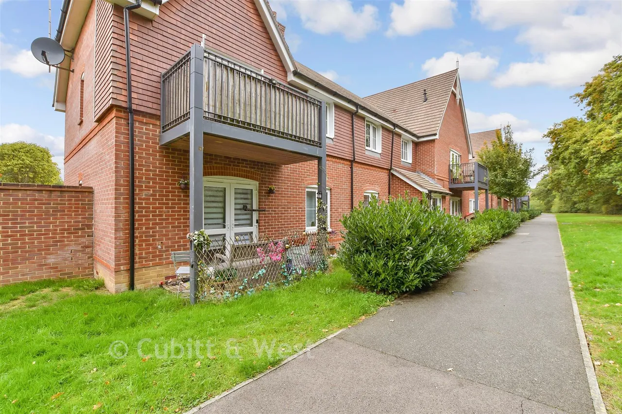 2 bed flat for sale, Shetland Close, Cranleigh, GU6