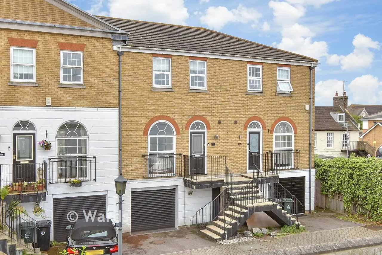 3 bed house for sale, Frobisher Way, Greenhithe, DA9