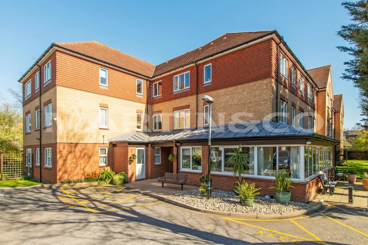 2 bed flat for sale — Westminster Court, Wanstead