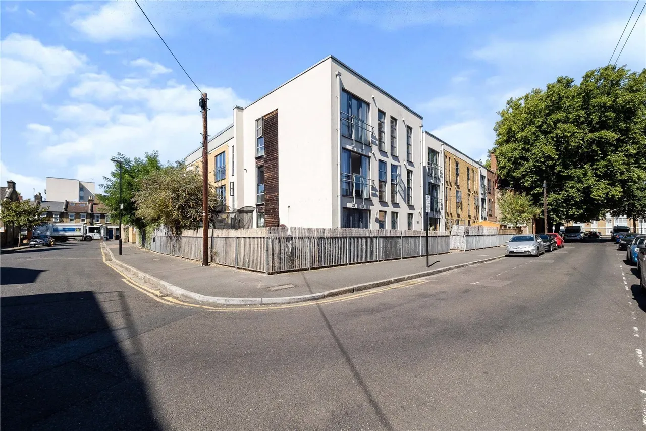 2 bed flat for sale — Maitland Road, London, E15