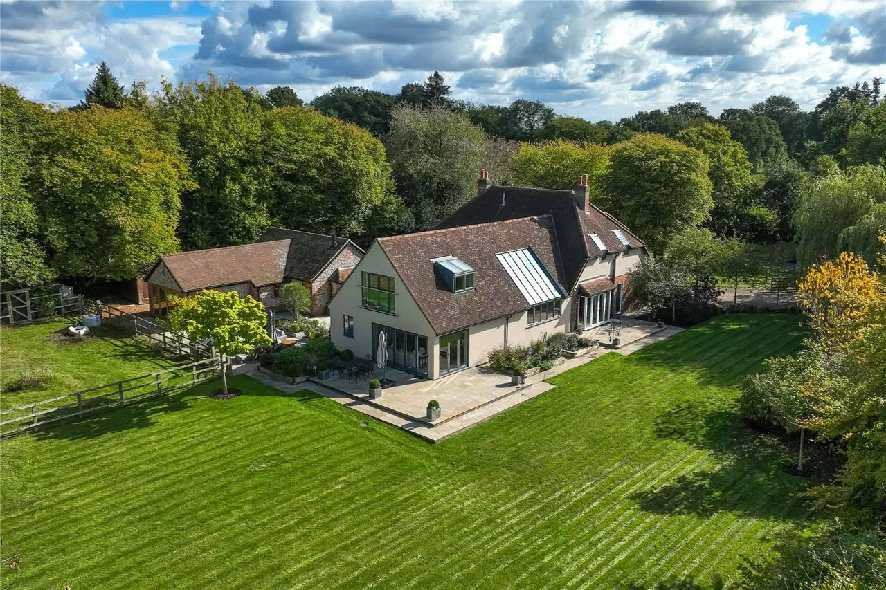 5 bed house for sale — Bank Green, Bellingdon, Nr Chesham, Buckinghamshire, HP5 2UT