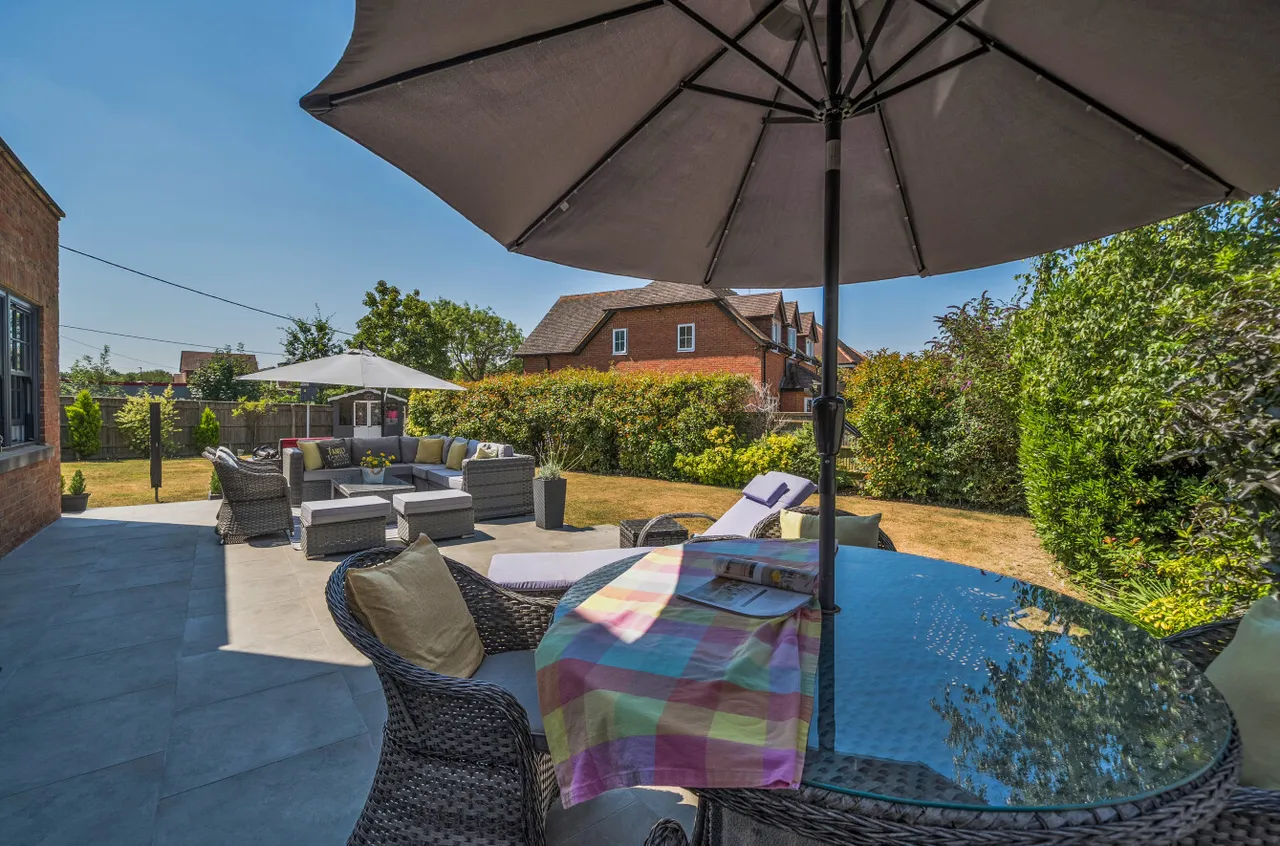 Newell Green, Warfield, Bracknell, Berkshire, RG42 6AB, photo 9