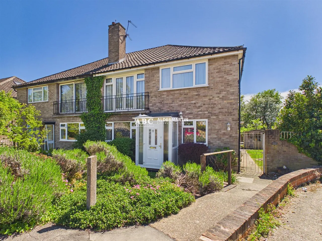 2 bed flat to rent — Twickenham Gardens, Harrow