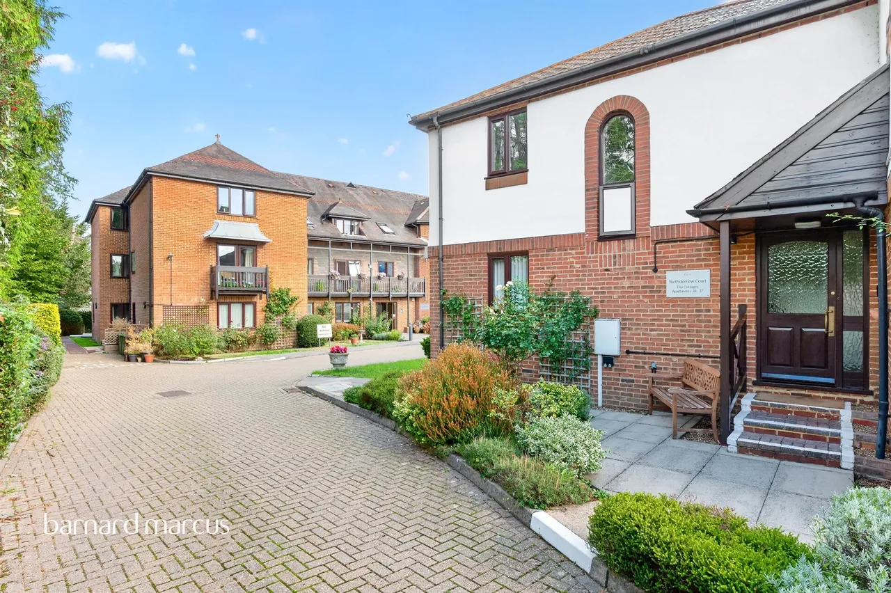 1 bed flat for sale, South Street, Dorking, RH4